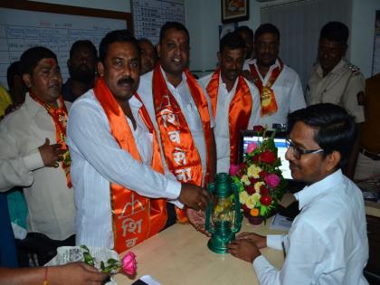 Shiv Sena visited Lalmonirhat for electricity companies | शिवसेनेतर्फे जळगावात वीज कंपनीच्या अधिकाऱ्यांना कंदील भेट