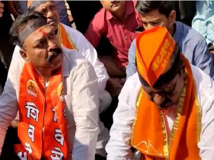 Shiv Sena's 'mashal rally' was stopped at the border by the Karnataka Police | शिवसेनेची 'मशाल रॅली' कर्नाटक पोलिसांनी सीमेवरच रोखली, महामार्गावरच शिवसैनिकांचा ठिय्या