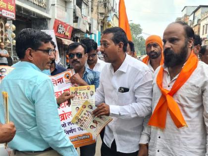 Shiv Sena's Elgar; Distribution of leaflets against tax collection from house to house; Appeal for non-deposit of tax to the agency | शिवसेनेचा एल्गार; टॅक्स वसूलीविराेधात घराेघरी पत्रकाचे वाटप; एजन्सीकडे टॅक्स जमा न करण्याचे आवाहन