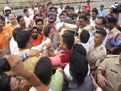 Mumbai : MNS and shiv sena supporters clash in Lower Parel | Lower Parel Bridge Closed : मुंबईत शिवसेना-मनसेमध्ये तुफान राडा