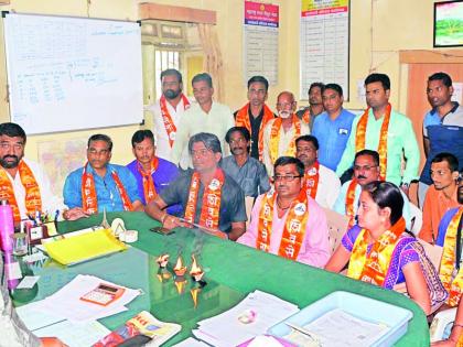 Discussion by Shivsena's lamps in protest against load shedding at Bhusawal | भुसावळ येथे लोडशेडिंग निषेधार्थ शिवसेनेची दिवे लावून चर्चा