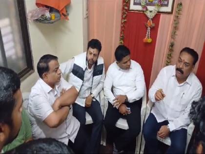 Officials of Shiv Sena Thackeray faction told the officials of Maharashtra Life Authority from bad roads in Kolhapur city | Kolhapur: पैसे खायला नाही, कामासाठी नेमलंय; शिवसेना पदाधिकाऱ्यांनी जीवन प्राधिकरणच्या अधिकाऱ्यांना झापले