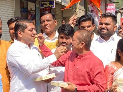 Shiv Sena celebrated name change by distributing pedha sweets in Nashik | नाशकात शिवसेनेकडून पेढे वाटून नामांतराचा आनंदोत्सव साजरा