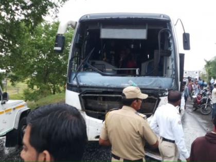 Shivshahi bus hit private vehicle , eight injured | शिवशाही बसची प्रवाशी वाहनास धडक : आठ जखमी