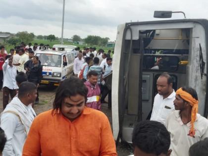 Shivshahi overturned on Nagar-Aurangabad Highway, 2 passengers injured | नगर-औरंगाबाद महामार्गावर शिवशाही पलटी, १५ प्रवाशी जखमी