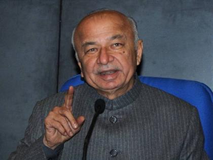 Modi is afraid of me so continuously in Solapur, Sushilkumar Shinde's criticism | मोदी मला घाबरतात म्हणूनच सातत्यानं सोलापुरात, सुशीलकुमार शिंदेंची टीका