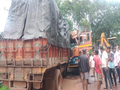 One killed, five injured in an accident involving two trucks | दोन ट्रकच्या अपघातात एकजण ठार, पाच जखमी