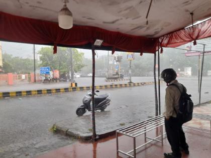 gusty wind and rain showers in nagpur | भरदुपारी मेघांनी दाटले नभ, सोसाट्याचा वारा अन् पावसाच्या सरी