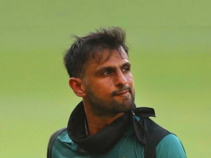 Shoaib Malik bowled 3 no balls in over fans says its match fixing after marriage controversy | शोएब मलिकच्या अडचणी संपेनात! आधी तिसऱ्या लग्नावरून वाद, आता मॅच फिक्सिंगचा आरोप
