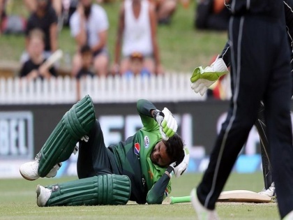shoaib malik hit on head by ball against new zealand in odi | Video: डोक्यावर बॉल आदळल्याने पाकिस्तानी दिग्गज शोएब मलिक झाला बेशुद्ध