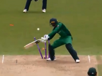 ENGvPAK : Hit-wicket! Shoaib Malik left embarrassed as he shatters stumps in 4th ODI - Watch video | ENGvPAK : शोएब मलिकनं करून घेतलं स्वतःचं हसं; गोलंदाजाचं काम झालं सोपं, पाहा कसं!