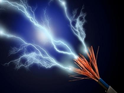 8 year old schoolgirl dies of electric shock after touching pole while playing, shocking incident in Pune | खेळताना खांबाला स्पर्श; विजेच्या धक्क्याने ८ वर्षांच्या शाळकरी मुलीचा मृत्यू, पुण्यातील धक्कादायक घटना