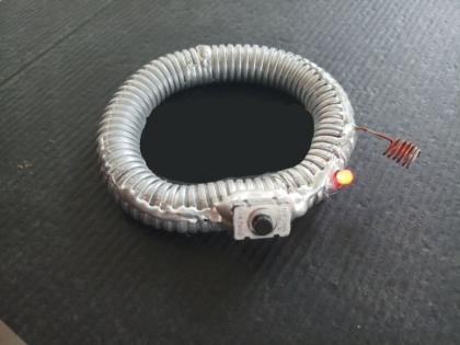 Jalgaon researcher developed shockproof bracelet for employees working with electricity board | वीज कर्मचाऱ्यांसाठी युवा संशोधकाने तयार केले शॉकप्रुफ कडे