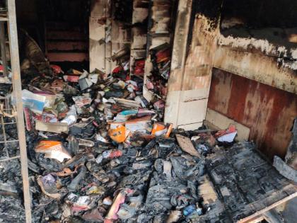 A huge fire broke out in a shoe-slipper warehouse in Malkapur; Burn goods worth lakhs of rupees | मलकापूरात जोडे-चपलांच्या गोदामाला भीषण आग; लाखो रुपयांचा माल जळून खाक