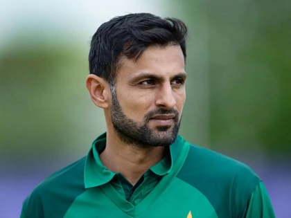Departure of Shoaib Malik to England has been delayed after India extended the ban on international flights until 31 July | भारतामुळे शोएब मलिकचा इंग्लंड दौरा लांबणीवर; पाकिस्तान क्रिकेट मंडळाचं ट्विट