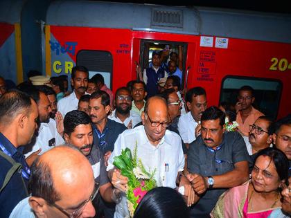 Arrival of NCP President Sharad Pawar in Jalgaon; Activists flock to welcome | जळगावात NCP अध्यक्ष खासदार शरद पवारांचे आगमन; स्वागतासाठी कार्यकर्त्यांची झुंबड