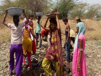 Spontaneous participation in rural mass work: Shahada taluka | ग्रामस्थांचा श्रमदानात उत्स्फूर्त सहभाग : शहादा तालुका