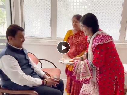 mns chief raj thackeray wife sharmila thackeray greets bjp devendra fadnavis at shivtirth | शर्मिला वहिनींनी केलं देवेंद्र फडणवीसांचं औक्षण; फोटो काढताना झालं असं काही की दोघांना हसू अनावर