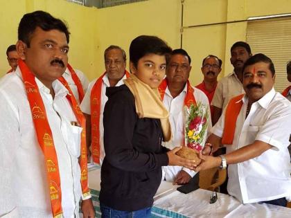 Shiv Sena felicitated about the unprecedented achievement of Shravani in women wrestling | महिला कुस्तीमधील श्रावणीचे अभूतपूर्व यशाबद्दल शिवसेने तर्फे सत्कार