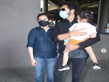 shreyas talpade spotted with daughter and wife on airport | श्रेयस तळपदे दिसला विमानतळावर, दिसली त्याच्या मुलीची झलक