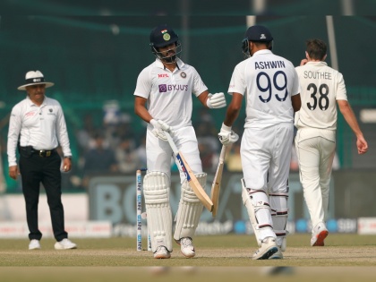 IND vs NZ, 1st Test Live Updates : New Zealand need 284 runs to win the first Test match against India | IND vs NZ, 1st Test Live Updates : श्रेयस अय्यरनं मोडला ८८ वर्षांपूर्वीचा विक्रम; भारतीय संघानं डाव घोषित करताना किवींसमोर उभा केला धावांचा डोंगर