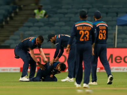 IND vs ENG, 1st ODI : Shreyas Iyer subluxated his left shoulder, He has been taken for further scans; Rohit Sharma was hit on the right elbow  | IND vs ENG, 1st ODI : टीम इंडियाचे दोन प्रमुख खेळाडू जायबंदी; एकाला नेलं हॉस्पिटलमध्ये, तर एक मैदानाबाहेर
