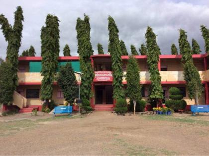 One student on a bench, and a maximum of two students in a room | एका बाकावर एक विद्यार्थी, तर खोलीत कमाल दोन विद्यार्थी