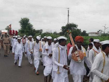 Shri's palakhi arrives in Khamgaon | श्रींच्या पालखीचे खामगावात आगमन; भाविकांनी घेतले दर्शन