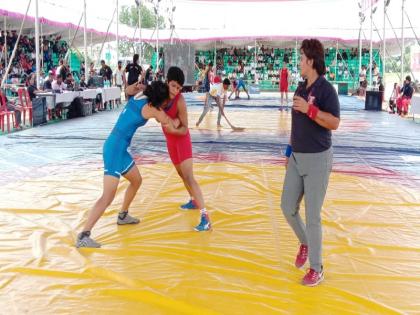 Maharashtra woman wins four medals in national wrestling with one gold medal | राष्ट्रीय कुस्ती स्पर्धेत महाराष्ट्राच्या महिलेला एका सुवर्णपदकासह चार पदके 