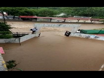 Cloudburst in Shrigonda: Jalasamadhi for 200 hens; Carrying 25 motorcycles past | श्रीगोंद्यात ढगफुटी : २०० कोंबड्यांना जलसमाधी; २५ मोटारसायकली गेल्या वाहून