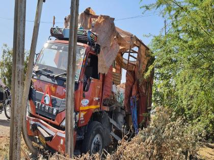 Accident on the temples of laborers cutting dust off Kashti; Two women killed; 1 survived | काष्टीजवळ धुळ्याच्या ऊस तोडणी मजुरांच्या टेम्पोला अपघात; दोन महिला ठार; २१ जण बचावले