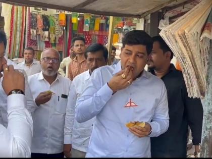 mp shrikant shinde eat shiv vada pav with party workers | खासदार डॉ. श्रीकांत शिंदेंनी कार्यकर्त्यांसह खाल्ला शिव वडापाव