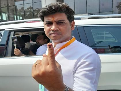 Mahayuti candidate for Kalyan in Thane Shrikant Shinde exercised his right to vote | ठाण्यात कल्याणचे महायुतीचे उमेदवार डॉ. श्रीकांत शिंदे यांनी बजावला मतदानाचा हक्क