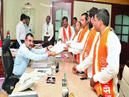 Palghar Loksabha by-election: Srinivas Vananga File application | पालघर लोकसभेची पोटनिवडणूक : श्रीनिवास वनगांचा अर्ज दाखल