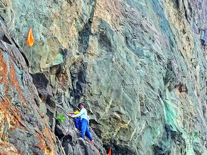 A high mountain on one side and a deep valley on the other Four and a half year old Shripad climbed Dhak Bahiri Fort in 6 hours | एकीकडे उंच पहाड व दुसरीकडे खोल दरी; साडेचार वर्षाच्या श्रीपादने ६ तासात सर केला ढाक बहिरी किल्ला