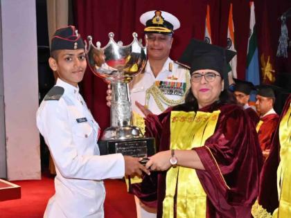 Shriti Daksh is the first female silver medalist in NDA | सामर्थ्याची नवी ओळख : श्रिती दक्ष एनडीएतील पहिली महिला सिल्व्हर मेडलिस्ट Shriti Daksh is the first female silver medalist in NDA | सामर्थ्याची नवी ओळख : श्रिती दक्ष एनडीएतील पहिली महिला सिल्व्हर मेडलिस्ट