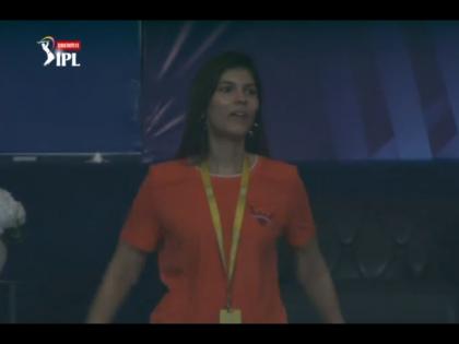 पृथ्वी शॉ बाद झाला, पण विकेट पडली नेटिझन्सची; SRHला चिअर करण्यासाठी 'ती' दुबईत पोहोचली!