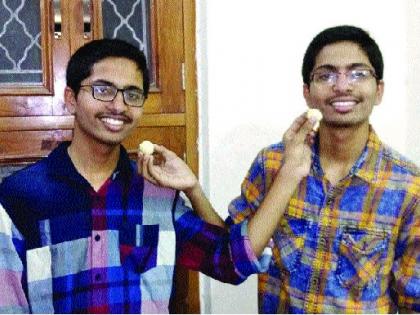 In addition to twin brothers' tenth standard, the 'bean to beans' - even teachers, is also speechless | जुळे भाऊ दहावीच्या निकालातही ‘सेम टू सेम’-पालकांसह शिक्षकही अवाक