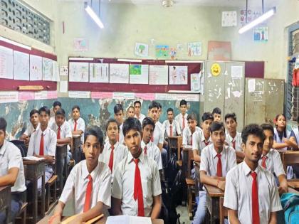 Schooling in the villages now by the youth; Educational lessons for students in six villages | युवायुवतींकडून आता गावपाड्यांमध्ये शालेय शिक्षण; सहा गावांत विद्यार्थ्यांना शैक्षणिक धडे