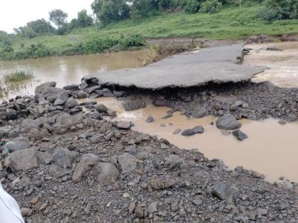 Bridge swept away due to heavy rains in Belgaon; Many ways off | बेलगाव येथील अतिवृष्टीमुळे पूल गेला वाहून; अनेक मार्ग बंद