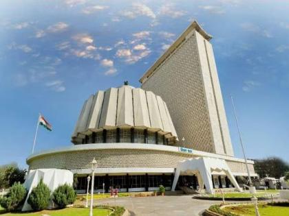 Legislative Assembly Secretary Bhole's wings were clipped; Speaker gave responsibilities to 3 other secretaries | विधानमंडळ सचिव भोळे यांचे पंख छाटले; अन्य ३ सचिवांना सभापतींनी दिल्या जबाबदाऱ्या Legislative Assembly Secretary Bhole's wings were clipped; Speaker gave responsibilities to 3 other secretaries | विधानमंडळ सचिव भोळे यांचे पंख छाटले; अन्य ३ सचिवांना सभापतींनी दिल्या जबाबदाऱ्या