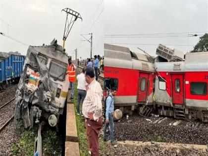 18 coaches of Howrah-Mumbai mail derailed; 2 dead and more than 20 injured | मोठी बातमी! हावडा-मुंबई मेलचे १८ डबे रुळावरून घसरले; २ मृत्यू तर २० हून अधिक जखमी