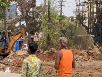 Sai Vasantshaha Park History Collection in Ulhasnagar; Construction destroyed by JCB | उल्हासनगरातील साई वसंतशहा उद्यान इतिहासजमा; जेसीबीनं बांधकाम उद्ध्वस्त