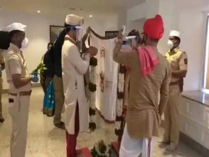 Shubh Mangal 'special' Savdhan ! The police completed marriage In the lockdown | शुभ मंगल 'स्पेशल' सावधान! पोलीसच बनले वऱ्हाडी अन् केले मुलीचे कन्यादान