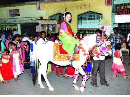 Parents have to go to the footsteps of the goddess Abhishek | गावदेवाच्या पायापडणीला नवरी निघाली घोड्यावर-हौस पुरविण्याचा पालकांकडे अट्टाहास