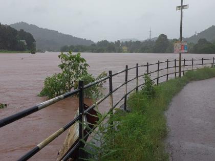 Shuk river crosses danger level; Flood situation in Kharepatan Sindhudurg district | Sindhudurg: शुक नदीने ओलांडली धोक्याची पातळी; खारेपाटणमध्ये पूरस्थिती Shuk river crosses danger level; Flood situation in Kharepatan Sindhudurg district | Sindhudurg: शुक नदीने ओलांडली धोक्याची पातळी; खारेपाटणमध्ये पूरस्थिती