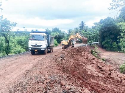 One-way traffic begins on newly constructed bridge over Shukanadi connecting Vaibhavwadi city, avoiding the embarrassment of closing the Talere Kolhapur National Highway | Sindhudurg: शुकनदीच्या पुलावरुन एकेरी वाहतूक सुरू, तळेरे-कोल्हापूर राष्ट्रीय महामार्ग बंद होण्याची नामुष्की टळली One-way traffic begins on newly constructed bridge over Shukanadi connecting Vaibhavwadi city, avoiding the embarrassment of closing the Talere Kolhapur National Highway | Sindhudurg: शुकनदीच्या पुलावरुन एकेरी वाहतूक सुरू, तळेरे-कोल्हापूर राष्ट्रीय महामार्ग बंद होण्याची नामुष्की टळली