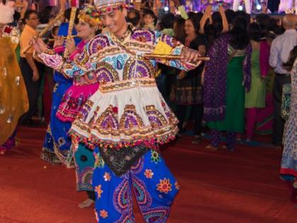 Sales of traditional dresses for Garba increased; A turnover of two crores in the sub-capital | गरबासाठी पारंपरिक ड्रेसेसची विक्री वाढली; उपराजधानीत दोन कोटींची उलाढाल