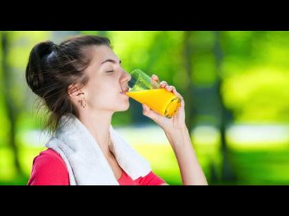 Add these four juices in diet to always stay young | नेहमी तरूण आणि फ्रेश दिसण्यासाठी मदत करतात हे ज्यूस!