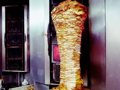 trending man ate shawarma outside dies due to food poisoning | बाहेरच्या शोरमावर मारला ताव, घरी येताच तब्येत बिघडली अन् हॉस्पिटलमध्ये गेल्यानंतर जे झालं...